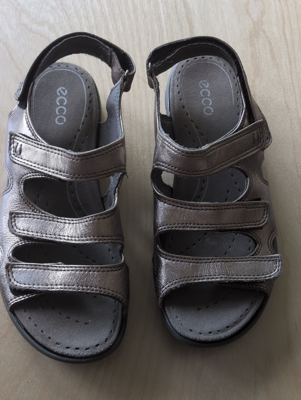 Clearance-closet! Ecco Three Strap Metallic Color Size 38  Sandals -